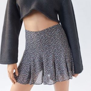 NWT! Dress Forum Ditsy Floral Mini Skort in Navy - M